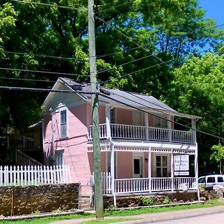 The Pink House On Main - Lower Eureka Springs Kültér fotó